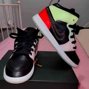 Kids Jordan's glow in the dark size 1.5